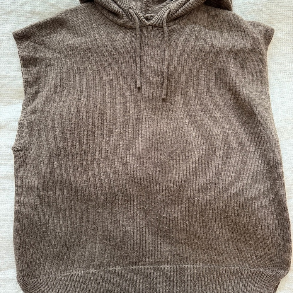 The Frankie Shop Women's Juno sleeveless knit hoodie in size M/L